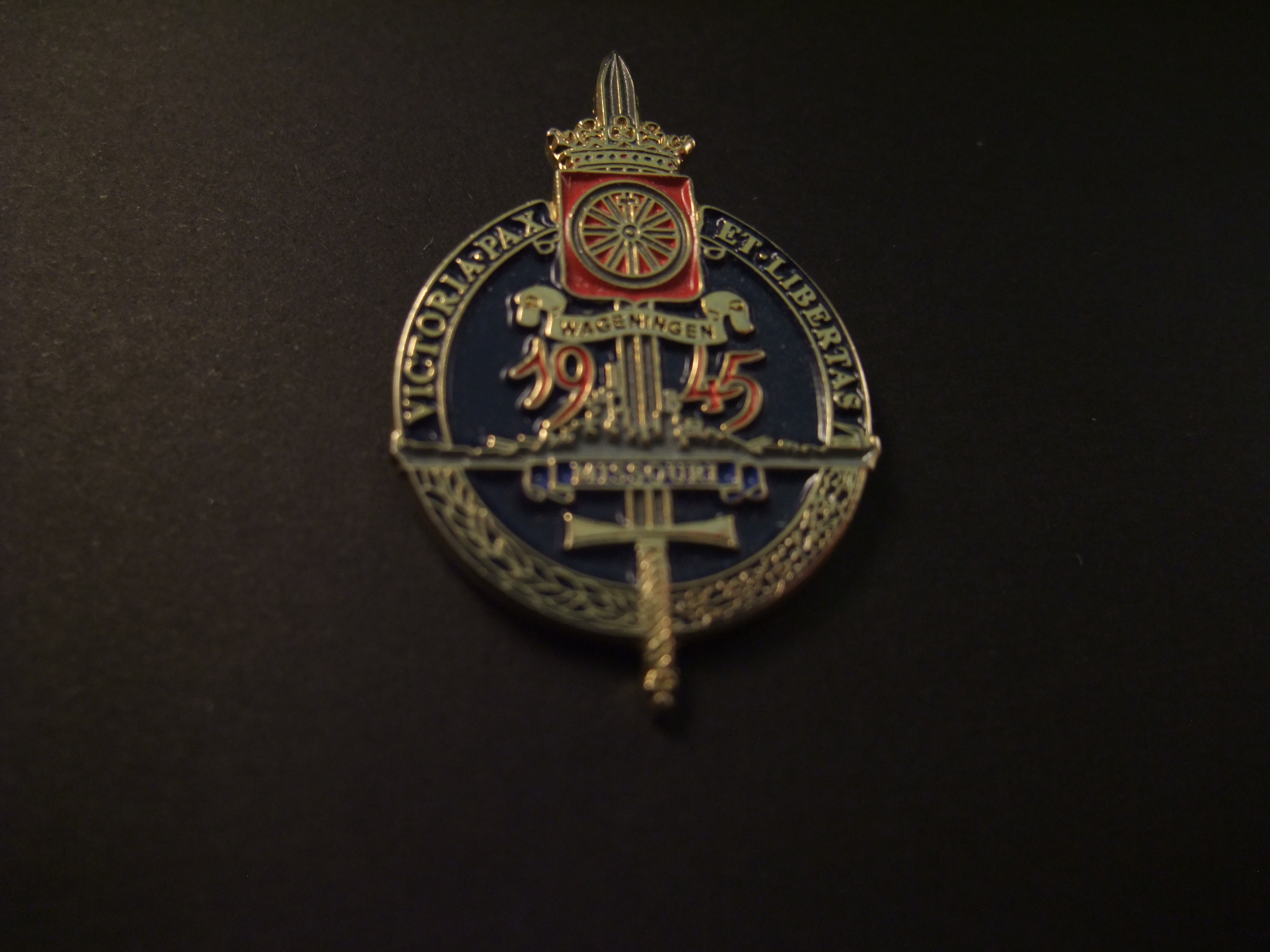 Victoria Pax et, Libertas draagspeld uitgereikt door het Nationale Comite herdenking Capitulatie 1945 aan het Zeekadettenkorps bij het bevrijdings defile te Wageningen